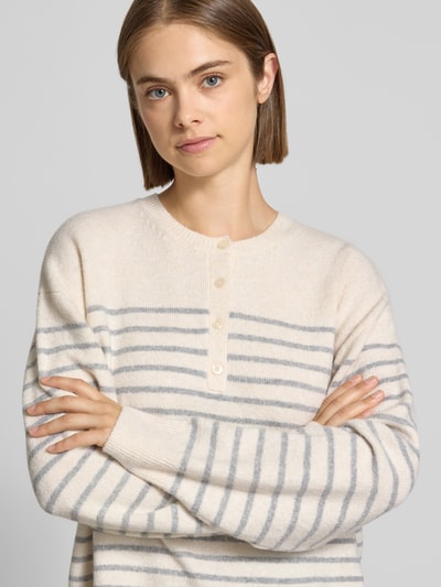 Vrouwenmodel draagt Relaxed Fit Pullover in tricotlook van REVIEW, Henley-kraag, schouderpartijen, ruglengte maat S 55 cm, mouwlengte 57 cm, Nahaufnahme bovenlichaam.