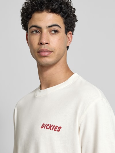 Męski model nosi Regular Fit T-Shirt mit Motiv-Print Modell 'DRY RIDGE' von Dickies, bawełna, okrągły dekolt, długość tyłu 66 cm, zbliżenie na górną część ciała