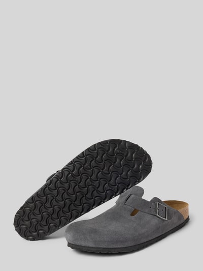 Produktfoto, Hausschuhe aus echtem Leder Modell 'Boston' von Birkenstock in Grau mit seitlicher Dornschließe, strukturierter schwarzer Sohle, abgerundete Form, Absatzhöhe 4 cm, Größe 44