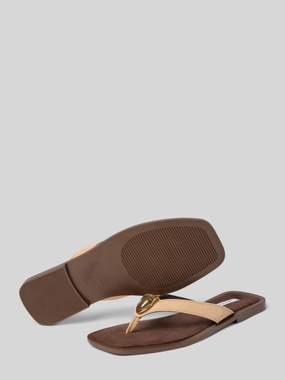 Produktfoto, Zehentrenner aus Leder mit Blockabsatz Modell 'MEIRA' von Steve Madden, abgerundete Form, leicht strukturierte Sohle, braun-beige Farbkombination, Absatzhöhe 1 cm bei Größe 40, Schaftweite 7 cm
