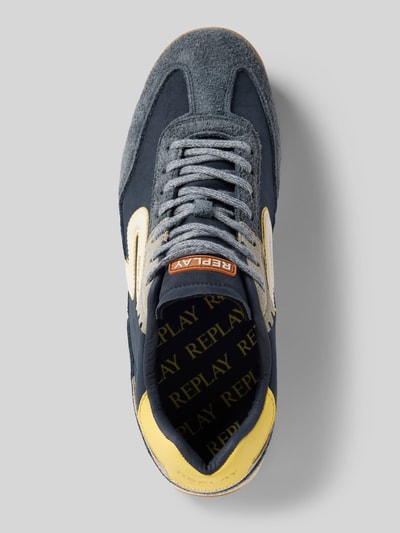 Produktfoto, Sneaker mit Label-Details Modell 'YARD UNION' von Replay, niebiesko-szare z kontrastowymi akcentami, teksturowana podeszwa, zaokrąglony kształt, sznurowanie, wysokość obcasa w rozmiarze 44: 3 cm, wysokość cholewki w rozmiarze 44: 8 cm, szerokość w rozmiarze 44: 10 cm