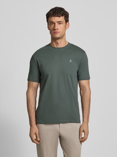 Męski t-shirt z nadrukiem z logo od MARC O'POLO, bawełna, prosty krój, jednokolorowy, okrągły dekolt, detal z logo, długość tyłu 69 cm, widok całej sylwetki z przodu.