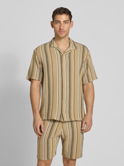 Männermodel trägt Regular Fit Freizeithemd mit Kentkragen van MCNEAL in beige mit strepen, zuiver katoen, voorkant, knoopsluiting, korte mouwen, regular fit, kentkraag, ruglengte 71 cm, schouderbreedte 53 cm, mouwlengte 25 cm, ganzlichaamsvoorzijde.
