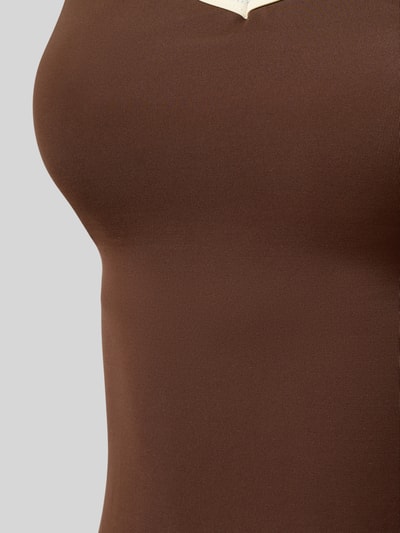 Frauenmodel trägt Badeanzug mit Kontrastkante Modell 'FELICE SOLID' von Neo Noir aus Material-Mix mit Stretch-Anteil, Nahaufnahme Oberkörper.