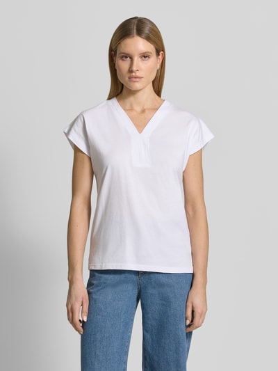 Frauenmodel trägt Damen T-Shirt mit V-Ausschnitt Modell 'DERBY' von Soyaconcept aus Reine Bio-Baumwolle, Regular-Fit, Ganzkörperansicht von vorne.