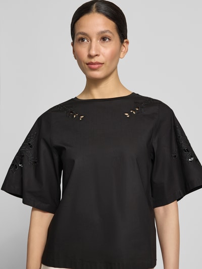 Frauenmodel trägt Regular Fit T-Shirt aus reiner Baumwolle Modell 'TARGA' von Weekend Max Mara, Optik: Unifarben, Ajour-Stickerei-Motiv, Rundhals, Ärmelform: kurze Röhrenärmel, Materialverarbeitung: Jersey, Nahaufnahme Oberkörper.