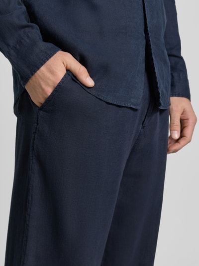 Männermodel trägt Leinenhose mit elastischem Bund von MCNEAL in Dunkelblau, Regular-Fit, reine Leinen, Tunnelzug, Nahaufnahme Oberkörper.