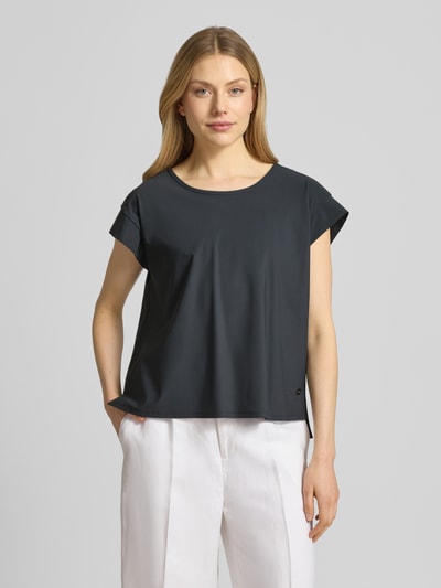 Frauenmodel trägt Damen T-Shirt mit Rundhalsausschnitt von Raffaello Rossi, Material-Mix mit Stretch-Anteil, Relaxed-Fit, Modell 'GRIT', Rückenlänge bei Größe 36: 59 cm, dunkler Farbton, glatte Textur, Ganzkörperansicht von vorne.