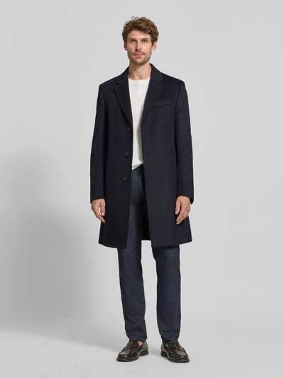 Männermodel trägt donkerblau Schmale Hose aus katoenmix model 'Fabio' van Brax, Heren broek, Ganzkörperansicht von vorne.