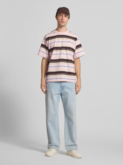 Männermodel trägt Regular Fit T-Shirt aus reiner Baumwolle von adidas Originals, mehrfarbig, gestreift, Logo-Stitching, Ganzkörperansicht von vorne.