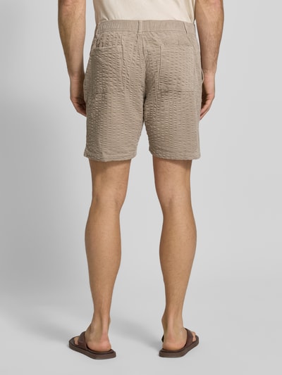 Männermodel trägt Straight Fit Shorts mit Strukturmuster von JAKE*S STUDIO MEN in Beige, Baumwoll-Mix, Eingrifftaschen, Ganzkörperansicht Rückansicht.