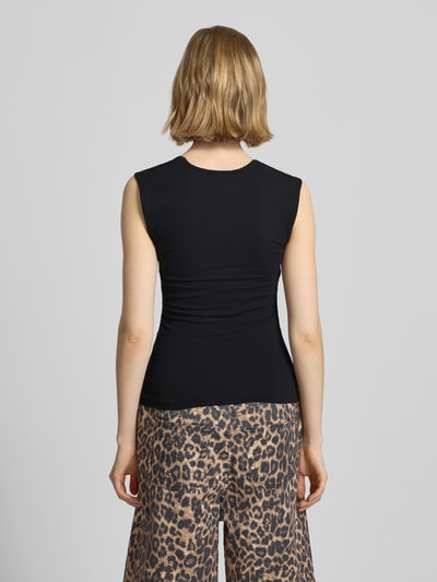 Frauenmodel trägt schwarzes Damen Top mit Karree-Ausschnitt Modell 'ISABELLA GIGI' von JJXX aus Baumwoll-Mix mit Stretch-Anteil, Rückansicht.