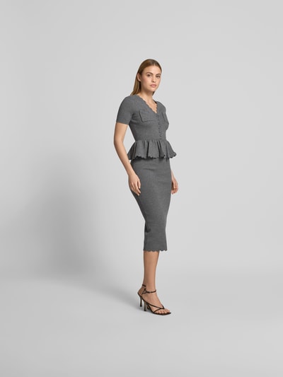 Frauenmodel trägt Slim Fit Midikleid mit Woll-Anteil von Self-Portrait in grau, Strick-Optik, V-Ausschnitt, kurzärmelig, Ganzkörperansicht von vorne. Gesamtlänge 120 cm, Brustweite 39 cm, Ärmellänge 19 cm, Taillenweite 28 cm, elastischer Baumwoll-Woll-Mix.