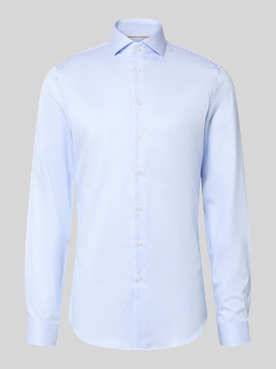 Produktfoto, hellblaues Slim Fit Businesshemd mit extra langem Arm von Jake*s, glatte Oberfläche, dezente Knopfleiste