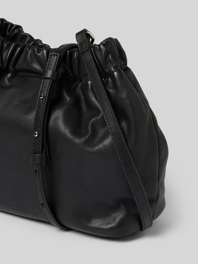 Productfoto, Hobo Bag mit Logo-Prägung model 'CLOUD' van LIEBESKIND BERLIN in zwart met reliëflogo, verstelbare schouderband, hoofdvak met magneetsluiting, breedte 27 cm, lengte 22 cm, diepte 11 cm, bandlengte 120 cm
