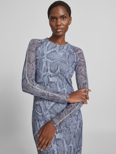 Frauenmodel trägt Midikleid mit Schlangenmuster von Marc Cain in Blau-Grau, elastischer Material-Mix, semitransparent, Nahaufnahme Oberkörper