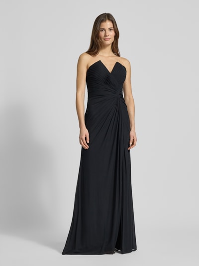 Frauenmodel trägt Regular Fit Abendkleid mit Gehschlitz von Mascara in Schwarz, schulterfrei, Mesh, Raffungen, Nahtreißverschluss, Ganzkörperansicht von vorne.