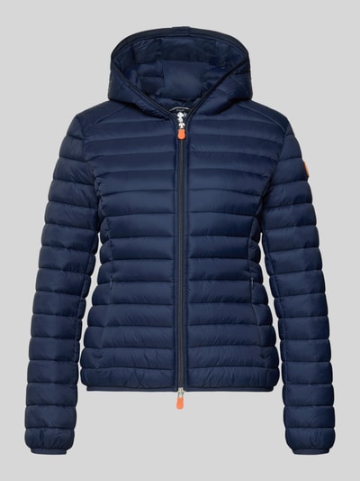 Produktfoto, dunkelblaue Steppjacke mit Kapuze Modell 'DAISY' von SAVE THE DUCK, körpernahe Passform, sichtbare Steppnähte, glatte Struktur