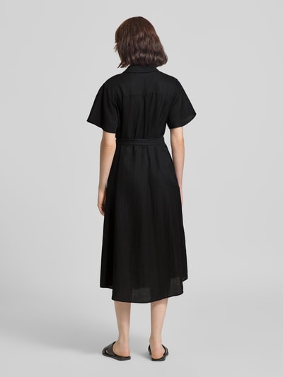 Frauenmodel trägt schwarzes Midikleid aus Viskose-Mix mit Leinen-Anteil von COMMA, Umlegekragen, Taille betont, Ganzkörperansicht Rückansicht.