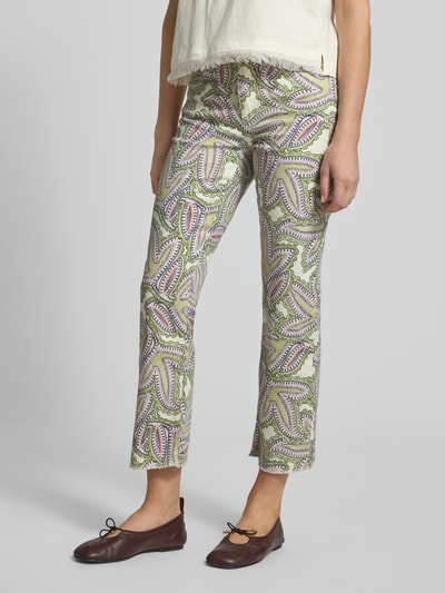 Frauenmodel trägt Flared Fit Jeans mit Allover-Paisley-Print von Marc Cain, bunte Muster, verkürzte Passform, Nahaufnahme Unterkörper. Elastischer Baumwoll-Mix, 5-Pocket-Design, Knopf- und Reißverschluss.