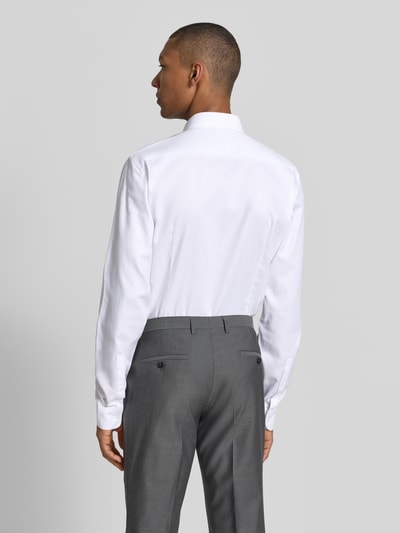 Männermodel trägt Slim Fit Business-Hemd mit Kentkragen von Jake*s, Reine Baumwolle, extralang, weiß, glatte Textur, Ganzkörperansicht Rückansicht. Rückenlänge bei Größe 39/40: 83 cm, Schulterbreite bei Größe 39/40: 41 cm, Ärmellänge bei Größe 39/40: 71 cm, mit Knopfleiste, Sportmanschetten, abgerundetem Saum.