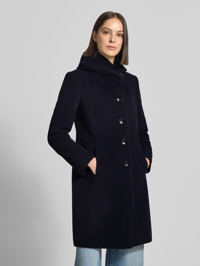 Vrouwenmodel draagt lange jas van mix van scheerwol en kasjmier Model 'Bella' van Milo Coats in donkerblauw, steekzakken, regular fit, opstaande kraag, knoopsluiting, glad oppervlak, geheel lichaam vooraanzicht. Ruglengte maat 36: 93 cm, schouderbreedte: 43 cm, borstwijdte: 44 cm, mouwlengte: 64 cm.