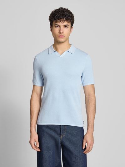 Männermodel trägt Slim Fit Poloshirt mit Strukturmuster von REVIEW aus Reine Baumwolle, hellblau, V-Ausschnitt, Ganzkörperansicht von vorne. Rückenlänge bei Größe M: 66 cm