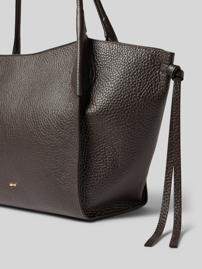 Produktfoto, Handtasche aus Leder Modell 'VIBE BIG' von Abro, dunkles Leder mit grober Narbung, Hauptfach mit Reißverschluss, neutrale Studioansicht.