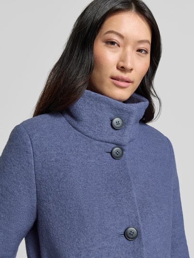 Frauenmodel trägt Regular Fit Jacke aus Woll-Mix von FUCHS SCHMITT in Blau mit Stehkragen und Knopfleiste, Nahaufnahme Oberkörper.