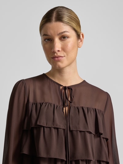 Vrouwenmodel draagt Regular Fit blouse im Stufen-Look van MICHAEL Michael Kors, chiffon, vetersluiting, druppelvormige hals, laagjeslook, Nahaufnahme Oberkörper
