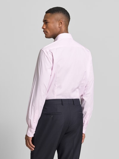 Männermodel trägt Slim Fit Businesshemd aus katoenmix van Tommy Hilfiger met all-over motief, gestreept, lange mouw, kentkraag, gestikt logo. Ganzkörperansicht Rückansicht.