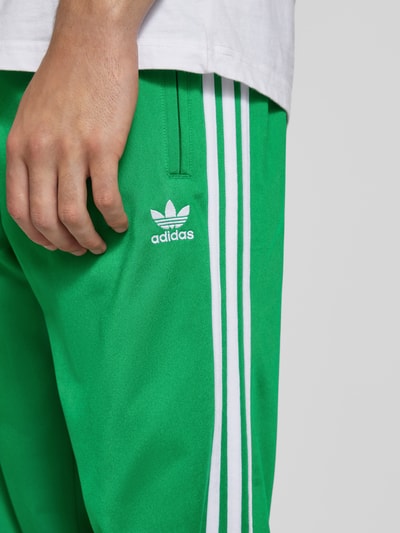 adidas Originals Spodnie dresowe z wyhaftowanym logo Zielony 3