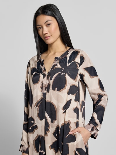 Kobiece modelka nosi figurumspielendes Freizeitkleid aus reiner Viskose Modell 'NOS JULI' od Betty Barclay, sukienki casualowe, beżowe i czarne wzory, tekstura gładka, Nahaufnahme Oberkörper, Damen Freizeitkleid von Betty Barclay.