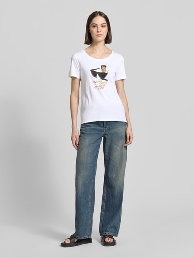 Frauenmodel trägt Regular Fit T-Shirt aus reiner Baumwolle von s.Oliver RED LABEL mit Optik: Unifarben, Motiv-Print, Zierperlen, Rundhals, Kurzarm, Material: reine Baumwolle, Ganzkörperansicht von vorne.