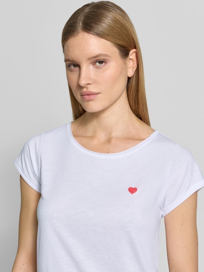 Frauenmodel trägt T-Shirt mit Stitching und Rundhalsausschnitt von Christian Berg Woman, reine Baumwolle, Regular Fit, Rollsaum, Nahaufnahme Oberkörper.