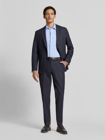 Männermodel trägt hellblaues Slim Fit Businesshemd aus Baumwoll-Mix Modell 'P-Hank-K-261' von BOSS, Herren Businesshemd, Ganzkörperansicht von vorne.