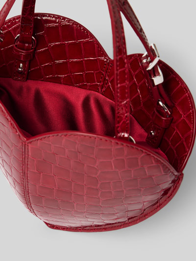 Produktfoto, Crossbody Bag aus echtem Leder von ROTATE in kräftigem Rot mit Schlangenmuster, Zipper-Hauptfach, schmalem Schulterriemen, kurze Henkel, Maße ca. 23x19x4 cm, strukturierte Lederoptik