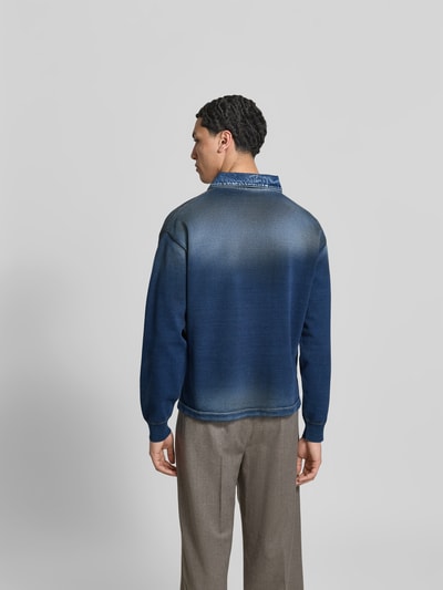 Männermodel trägt Regular Fit Poloshirt in Denim-Optik von Dsquared2, dunkelblau mit Polokragen, Label-Detail, elastische Ärmelabschlüsse, Rückenlänge bei Größe M 64 cm, Ganzkörperansicht Rückansicht.
