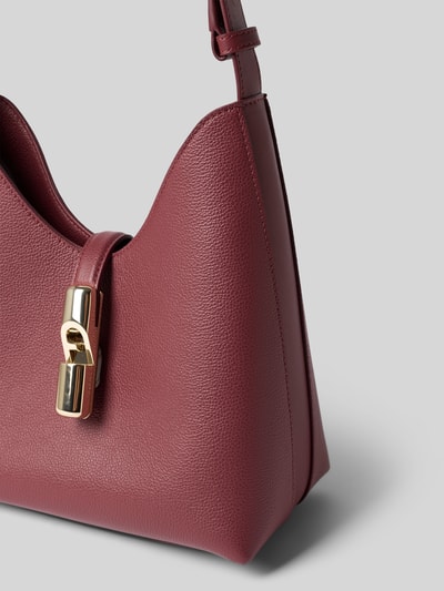 Produktfoto, Handtasche aus echtem Leder Modell 'GOCCIA' von FURLA in Bordeaux mit Strukturpatroon, pinsluiting, Hoofdvak, schouderband, binnenvak met ritssluiting, Breedte 22 cm, Lengte 25 cm, Diepte 12 cm, bandlengte 42 cm, dames accessoire