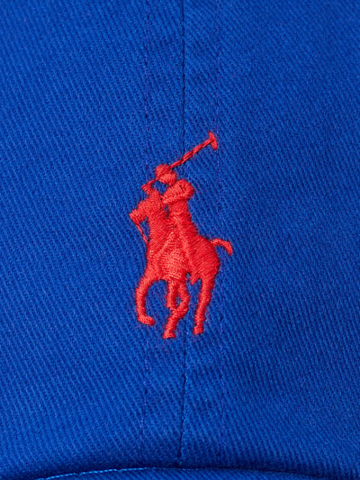 Produktfoto, Basecap aus reiner Baumwolle von Polo Ralph Lauren, blau, unifarben mit rotem Logo-Detail, strukturierte Textur, Detailaufnahme