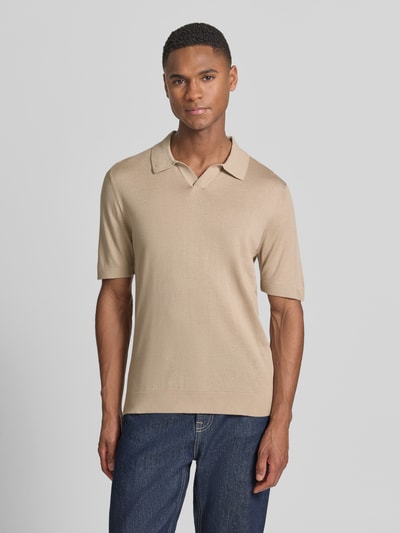 Męski model nosi Slim Fit Poloshirt aus Lyocell-Baumwoll-Mix von OLYMP Level Five, mieszanka lyocellu i bawełny, krój slim fit, kołnierzyk polo, krótki rękaw, długość tyłu w rozmiarze M: 68 cm, jasnobeżowy kolor, prosta struktura, gładka tekstura, przód, Ganzkörperansicht von vorne.