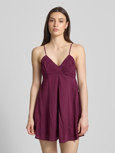 Frauenmodel trägt Minikleid aus reiner Baumwolle Modell 'PANOLA' von Only in Optik: Unifarben, Stickerei, tailliert, Mini-Länge, V-Ausschnitt, Smok-Einsatz, verstellbare Spaghettiträger, Material: reine Baumwolle, Ganzkörperansicht von vorne.