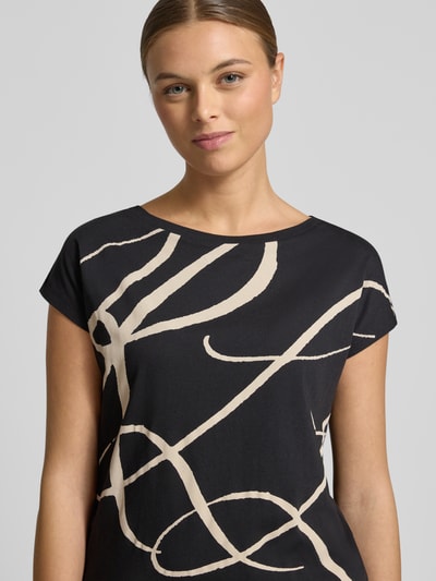 Modelka kobieca nosi Slim Fit T-Shirt mit Allover-Print Modell 'Grieta' od Lauren Ralph Lauren z bawełnianej mieszanki, z krótkim rękawem i okrągłym dekoltem, czarny z jasnym wzorem, widok na górną część ciała z przodu.
