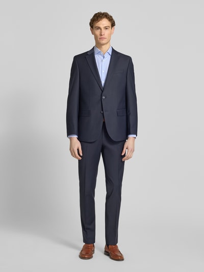 Männermodel trägt Slim Fit Business-Hemd mit Kentkragen von Jake*s in Hellblau, kombiniert mit dunklem Anzug; Ganzkörperansicht von vorne. Hemd aus reiner Baumwolle, Knopfleiste, Schulterbreite 46 cm, Rückenlänge 79 cm, Ärmellänge 66 cm bei Größe 39/40.