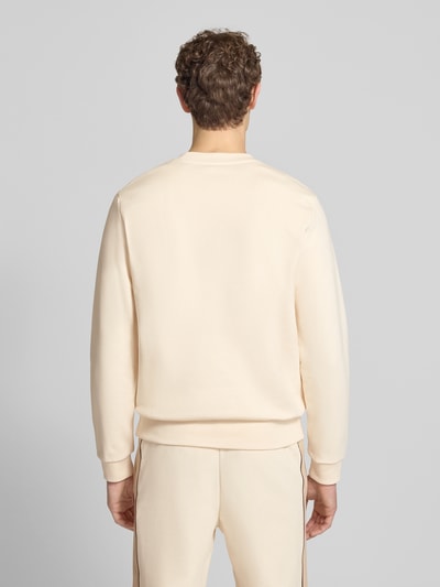 Männermodel trägt Regular Fit Sweatshirt aus reiner Baumwolle von Lacoste, Two Tone Optik, Rundhals, langarm, Rückansicht Ganzkörperansicht.