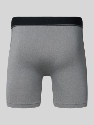 Männermodel trägt Trunks im 3er-Pack mit elastischem Logo-Bund von adidas Sportswear, unifarbenes Jersey, Ganzkörperansicht Rückansicht.