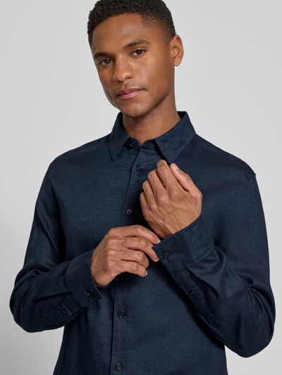 Männermodel trägt Slim Fit Freizeithemd aus Leinen-Baumwoll-Mix Modell 'RAMIS' von Drykorn in Two-Tone-Machart, Nahaufnahme Oberkörper, Rückenlänge bei Größe M 80 cm, Schulterbreite 46 cm, Ärmellänge 66 cm