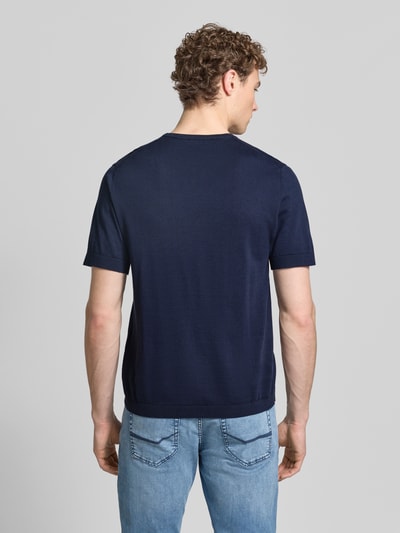 Męski model nosi Regular Fit T-Shirt aus reiner Baumwolle Modell 'TORINO' von SELECTED HOMME, jednolity, kolor granatowy, krój regular fit, okrągły dekolt, krótkie rękawy, wykończenie ściągaczem, bawełna, całkowity widok z tyłu.