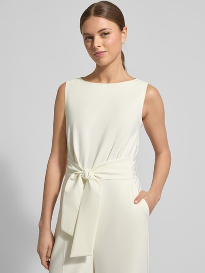 Frauenmodel trägt Jumpsuit mit Bindegürtel von Betty Barclay, cremefarben, Material-Mix mit Stretch-Anteil, Nahaufnahme Oberkörper.