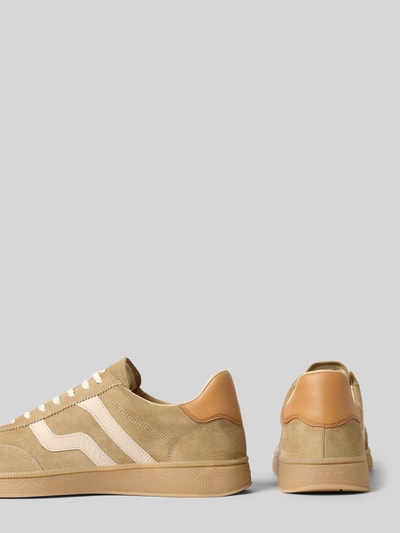 Produktfoto, Sneaker aus echtem Leder Modell 'Cuzmo' von Gant in Beige mit weißen Streifen, glatte Sohle, Schnürverschluss, Logo-Prägung, abgerundete Passform, Vorder- und Rückansicht, Absatzhöhe 3 cm, Schafthöhe 8 cm, Schaftweite 8 cm, strukturierte Oberfläche.